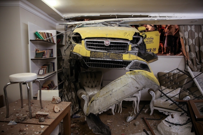 Kontrolden çıkan taksi evin salonuna girdi